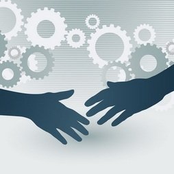 zwei graue Hände reichen sich die Hand, Zahnräder greifen ineinander