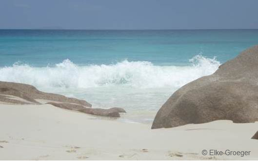 Meer, Strand, Fels in der Brandung